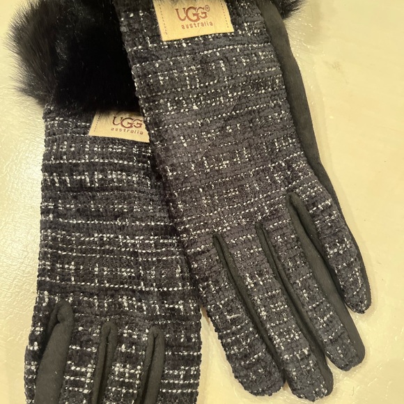UGGS  BLACK GLOVES NWT - Picture 2 of 6